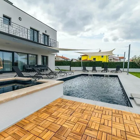 Dom wakacyjny 4 Bedroomlovely In *