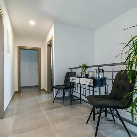Dom wakacyjny 4 Bedroomlovely In Poreč