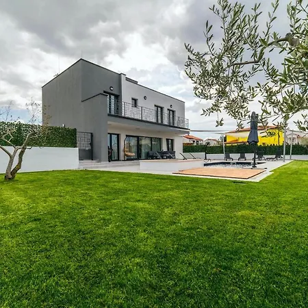 Dom wakacyjny 4 Bedroomlovely In Poreč