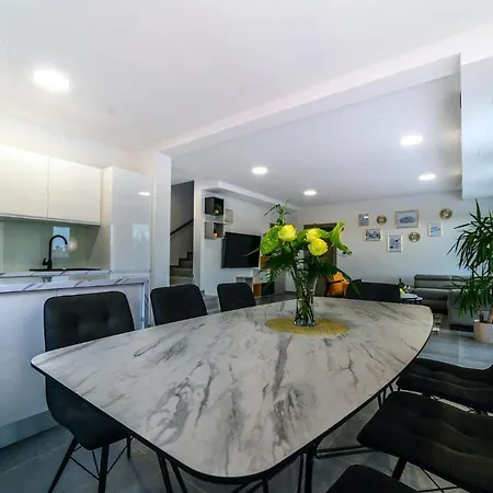 4 Bedroomlovely In Dom wakacyjny *
