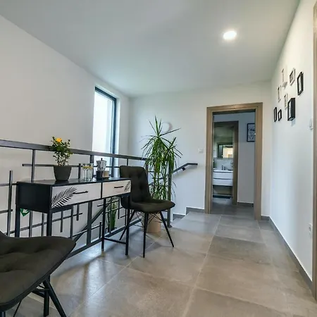 Dom wakacyjny 4 Bedroomlovely In