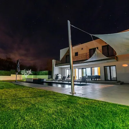 Dom wakacyjny 4 Bedroomlovely In *